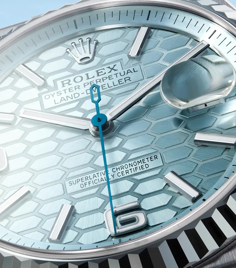 Dial with honeycomb motif and exclusive display